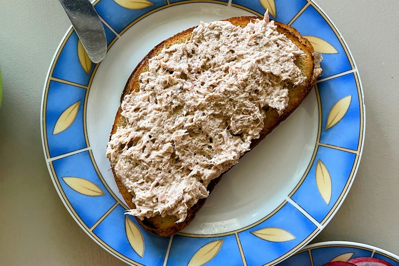 How long does tuna salad last? 4 days, and do not freeze it
